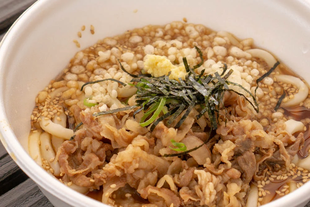 肉ぶっかけうどんのアップ