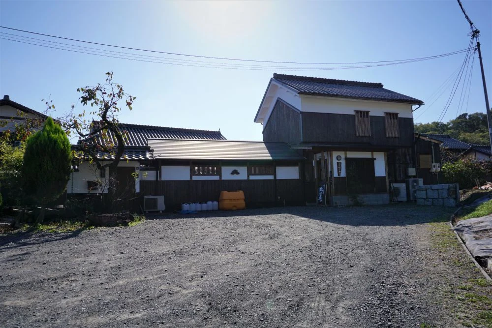 蔵座庵　外観と駐車場
