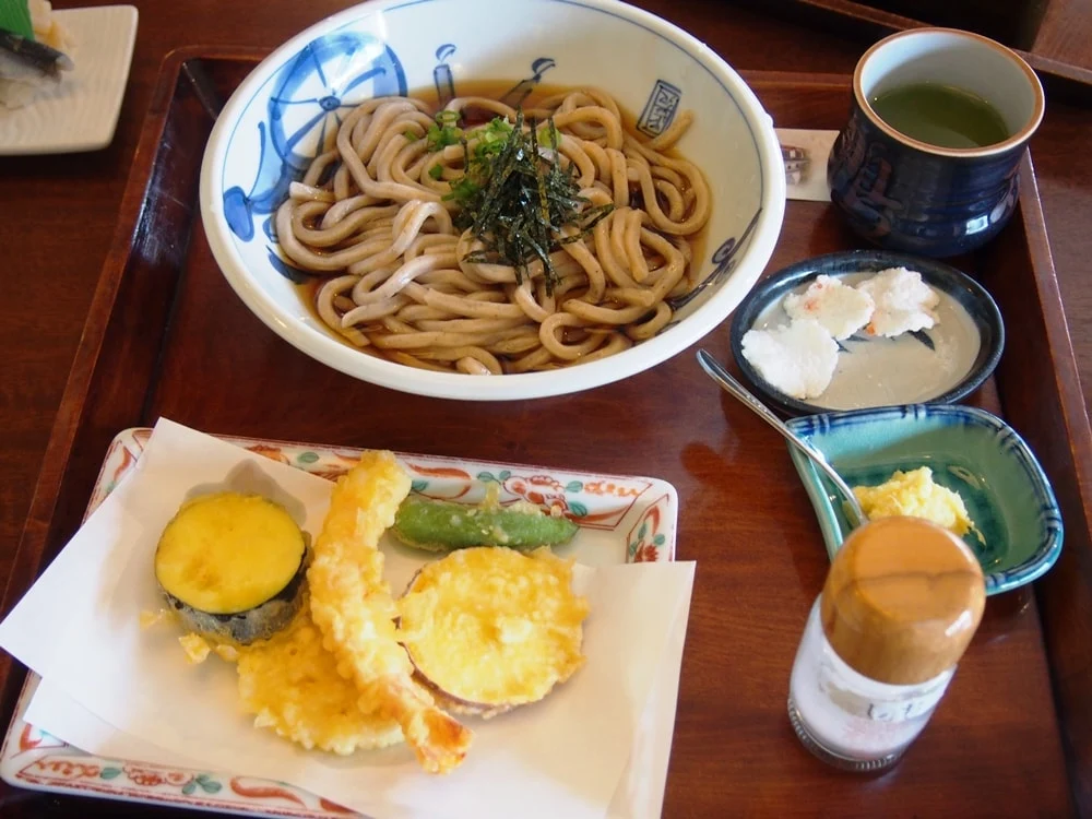 美観地区 お食事処カモ井 黒豆きな粉ぶっかけうどん