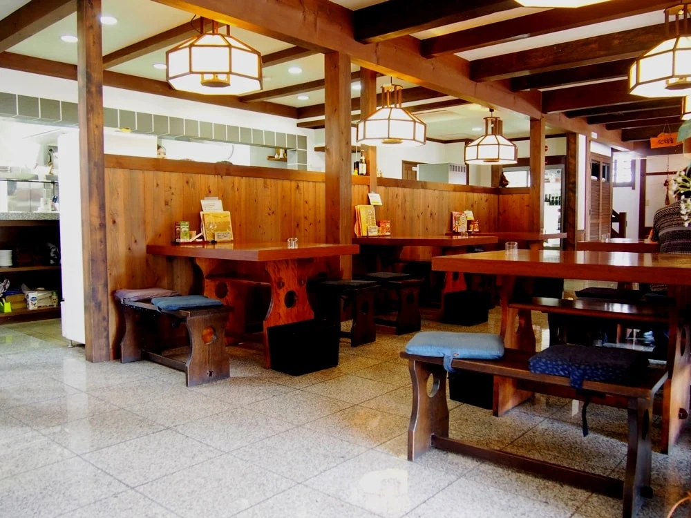 美観地区 お食事処カモ井 店内
