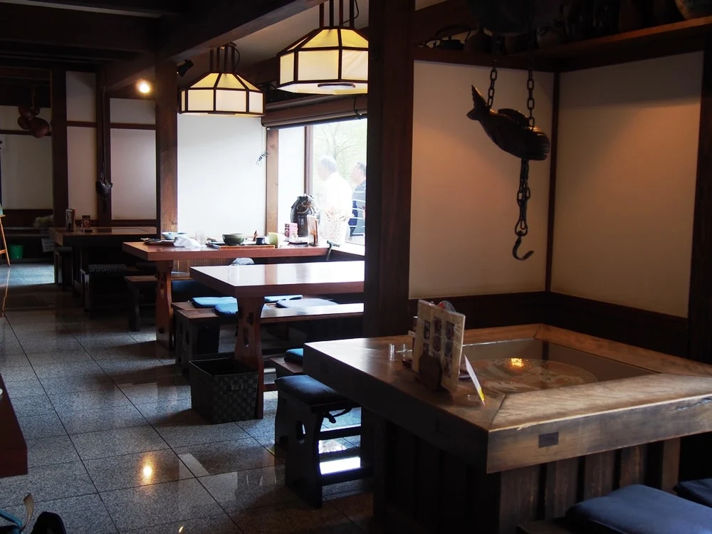 美観地区 お食事処カモ井 店内
