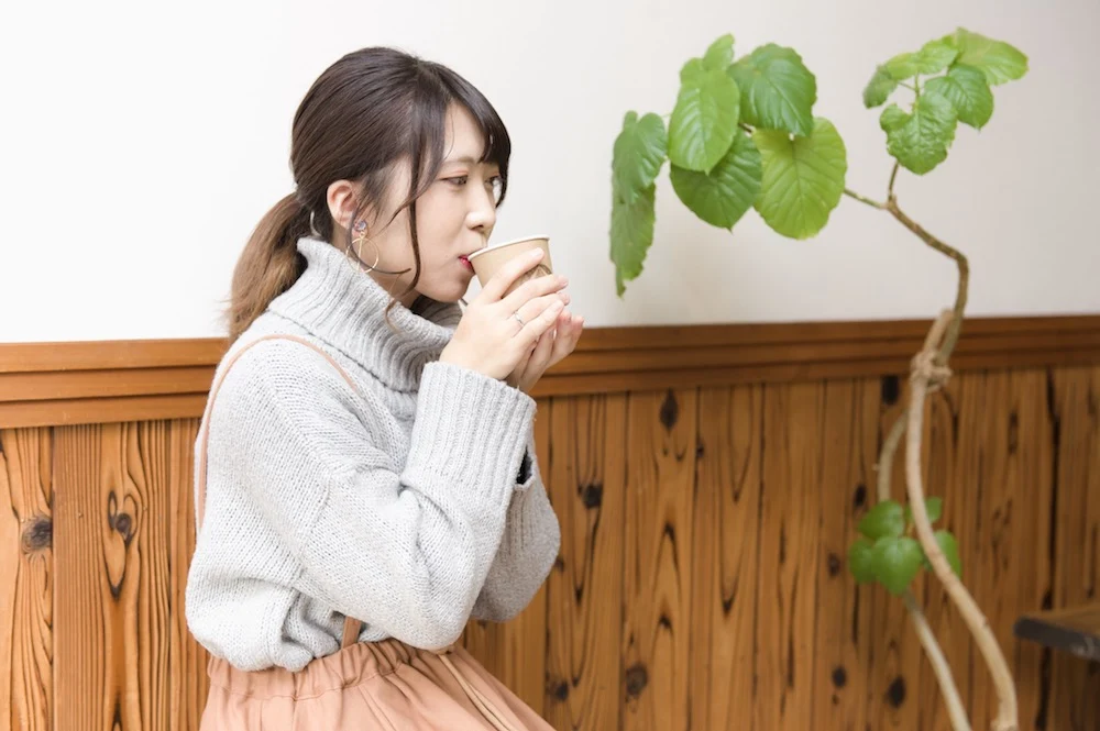 ヤマウ・コーヒースタンド ベンチで飲む