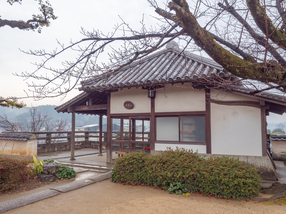 観龍寺 鐘楼前にある仙掌庵