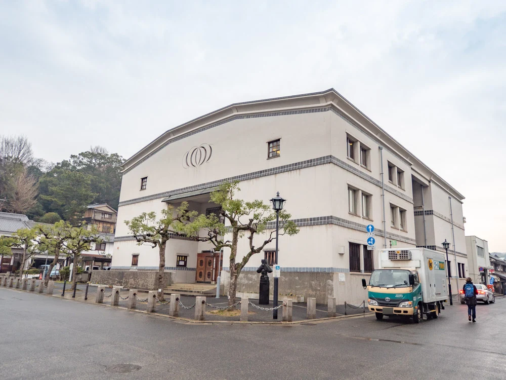観龍寺へ向かう交差点に建つ「倉敷公民館」