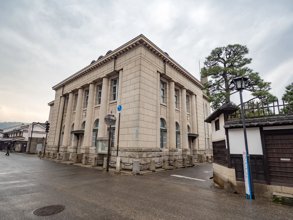 観龍寺へ向かう交差点に建つ「新児島館」