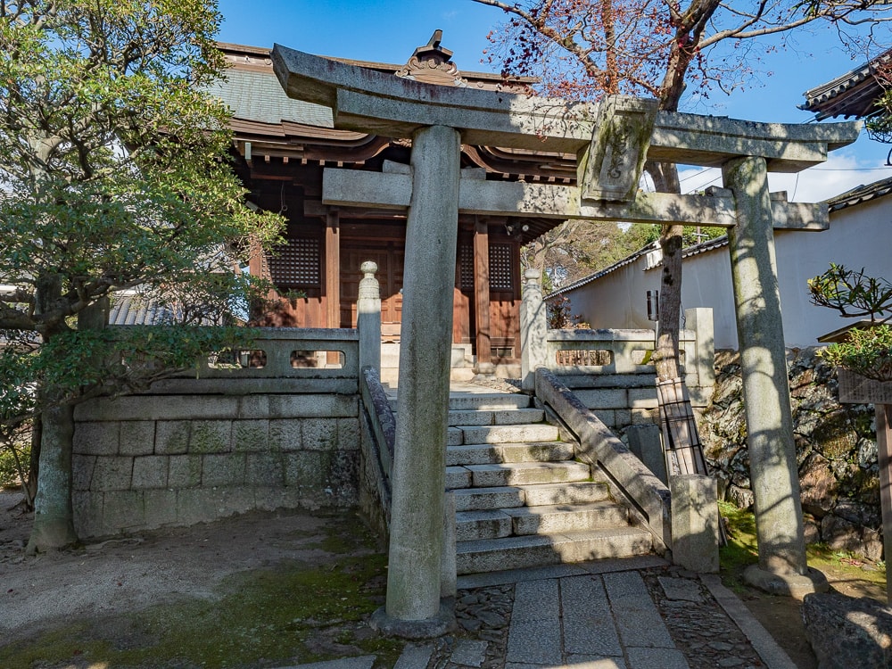 妙見堂の前には鳥居がある