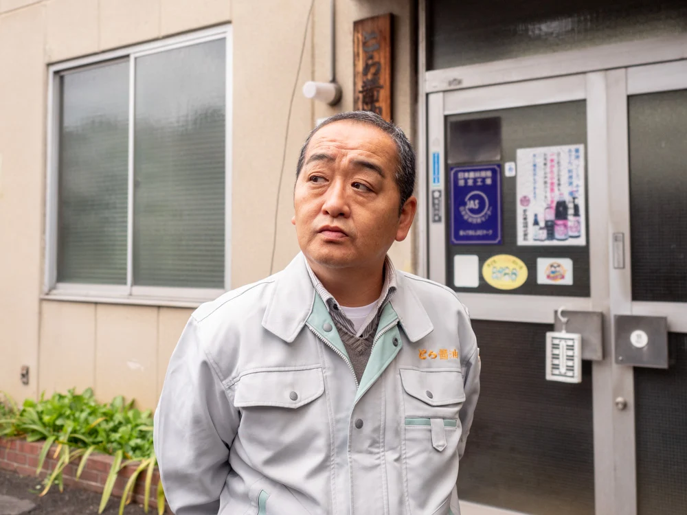 とら醤油:村上取締役 本社事務所前