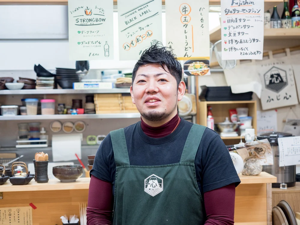ふじ心:藤田真示 店主 厨房前