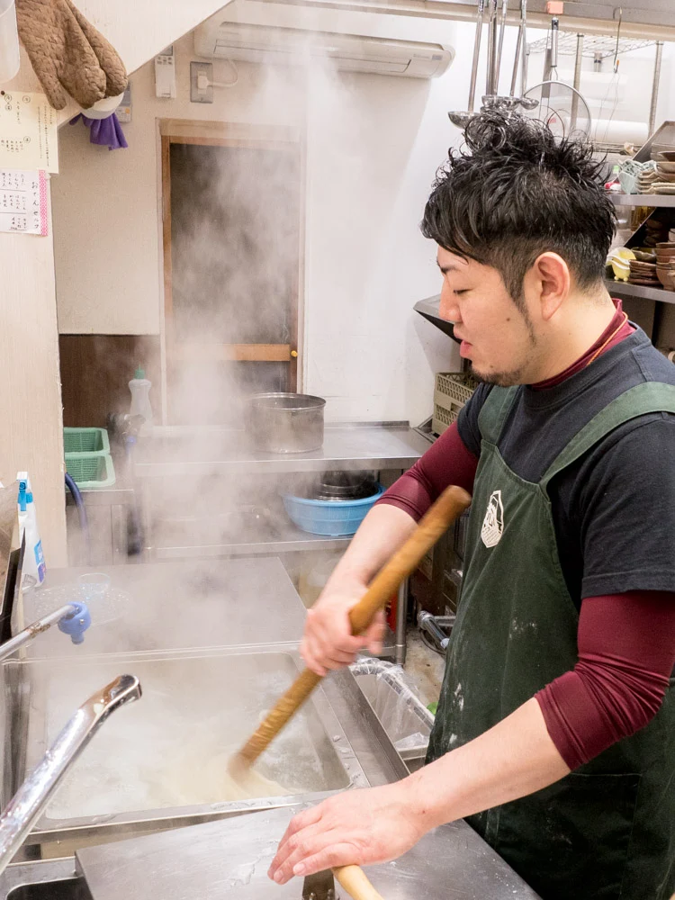 ふじ心:藤田真示 店主 調理中
