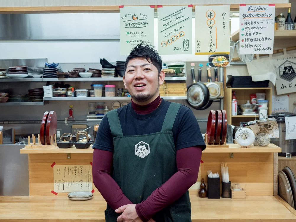 ふじ心:藤田真示 店主 厨房前にて
