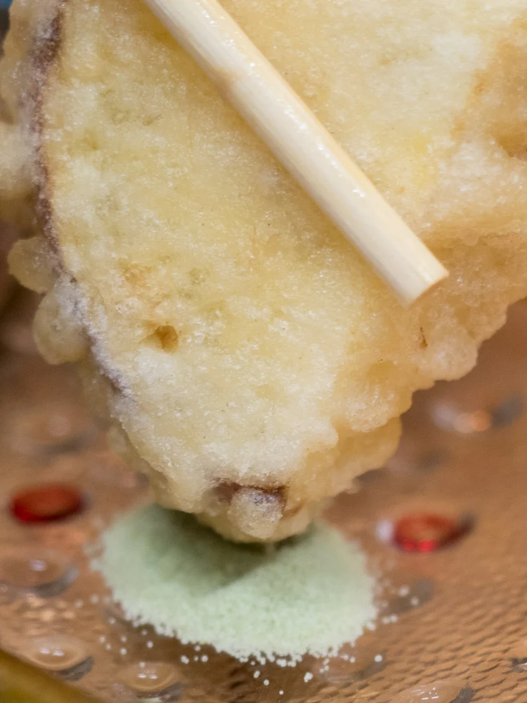 ふじ心:クリームチーズいも天に抹茶塩をつける