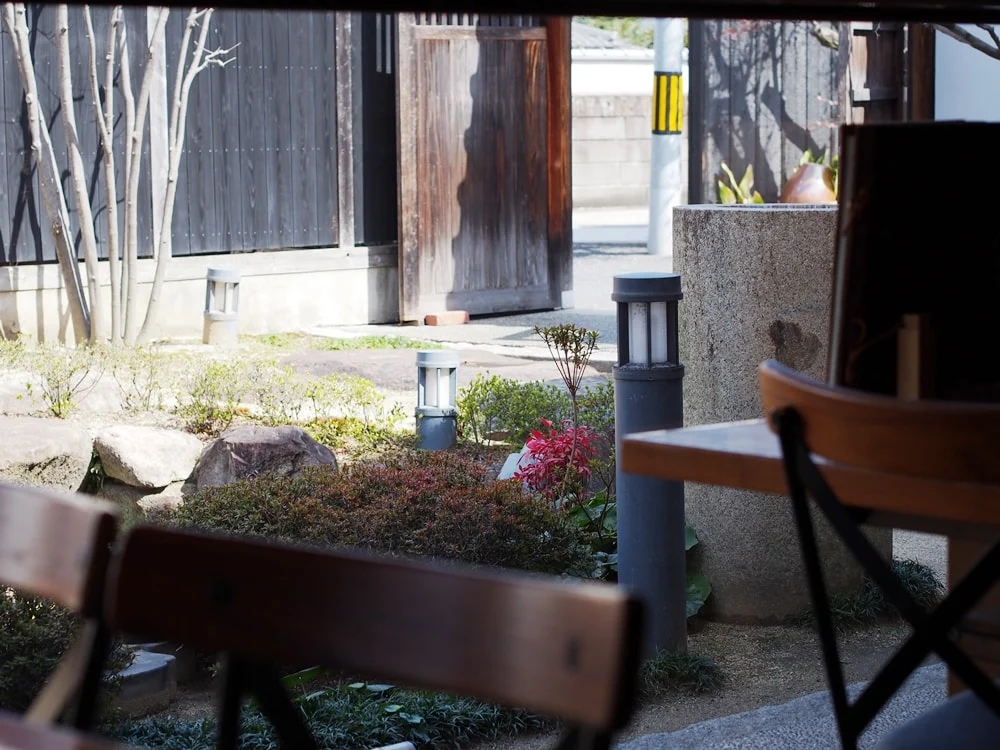 武野屋店内から庭を望む