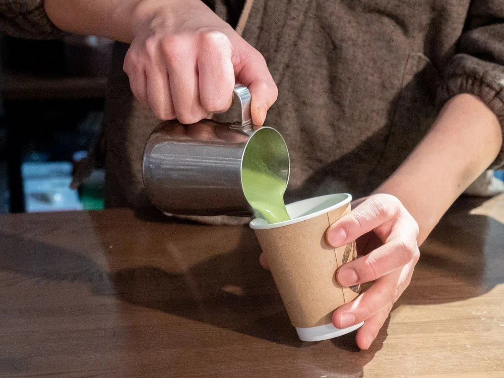 ヤマウ・コーヒースタンド:抹茶ラテをつくっているようす