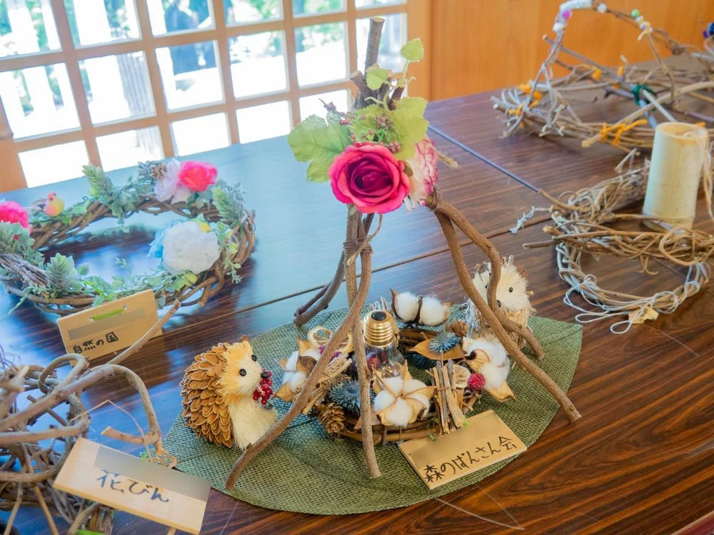 藤見の会(令和元年) 阿知の藤づるクラフト作品コンテストのようす