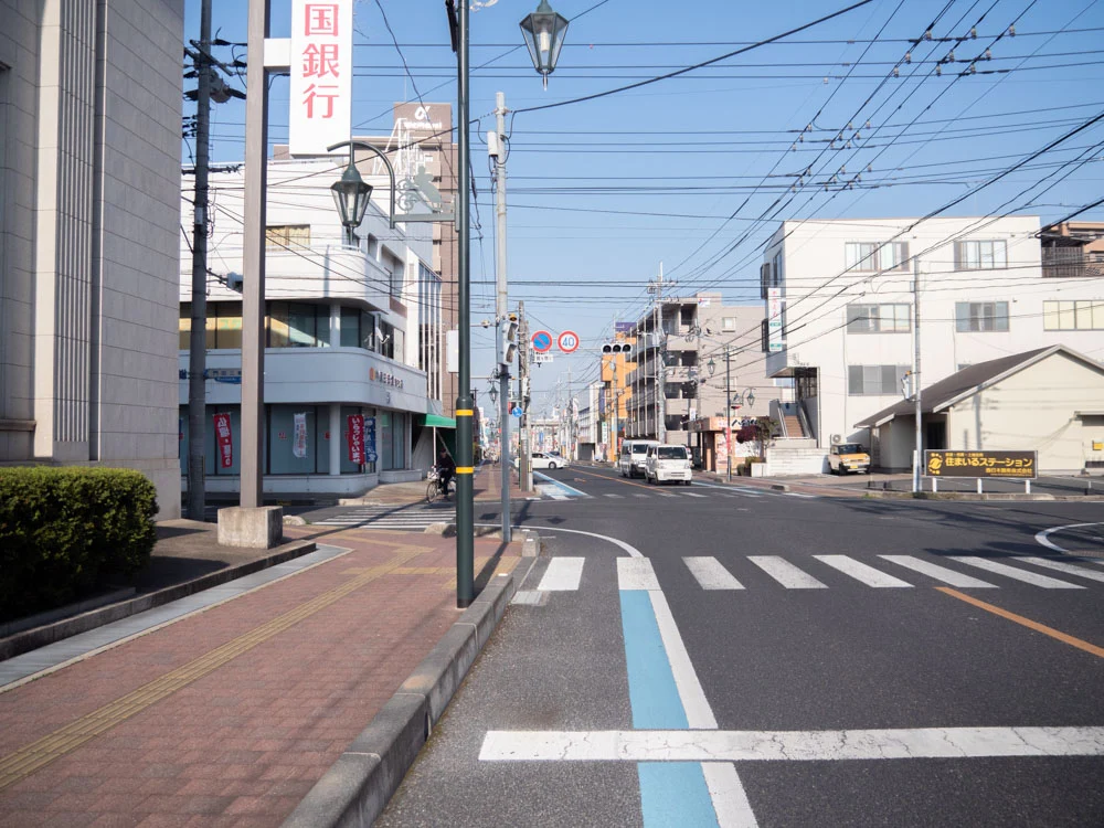 一本堂 岡山総社店 行き方：中国銀行のある交差点(総社駅方面から市役所方面を望む)