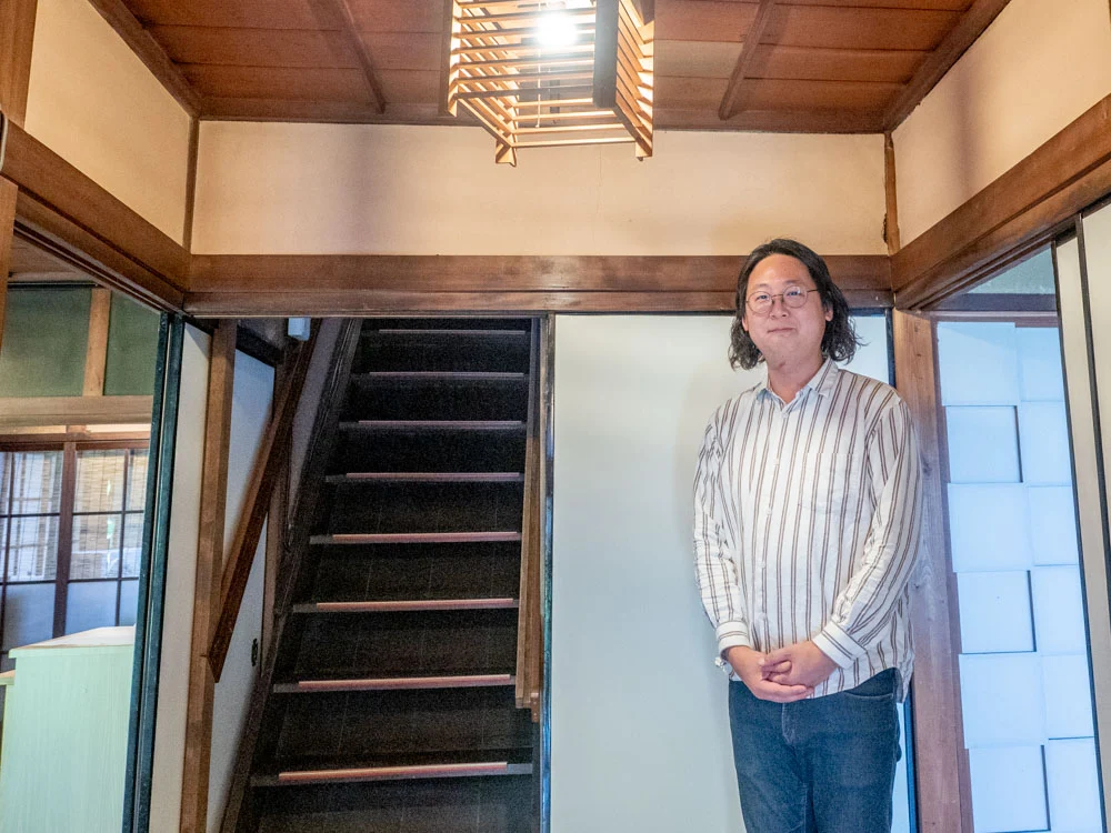 住吉町の家 玄関へスタッフが現れる