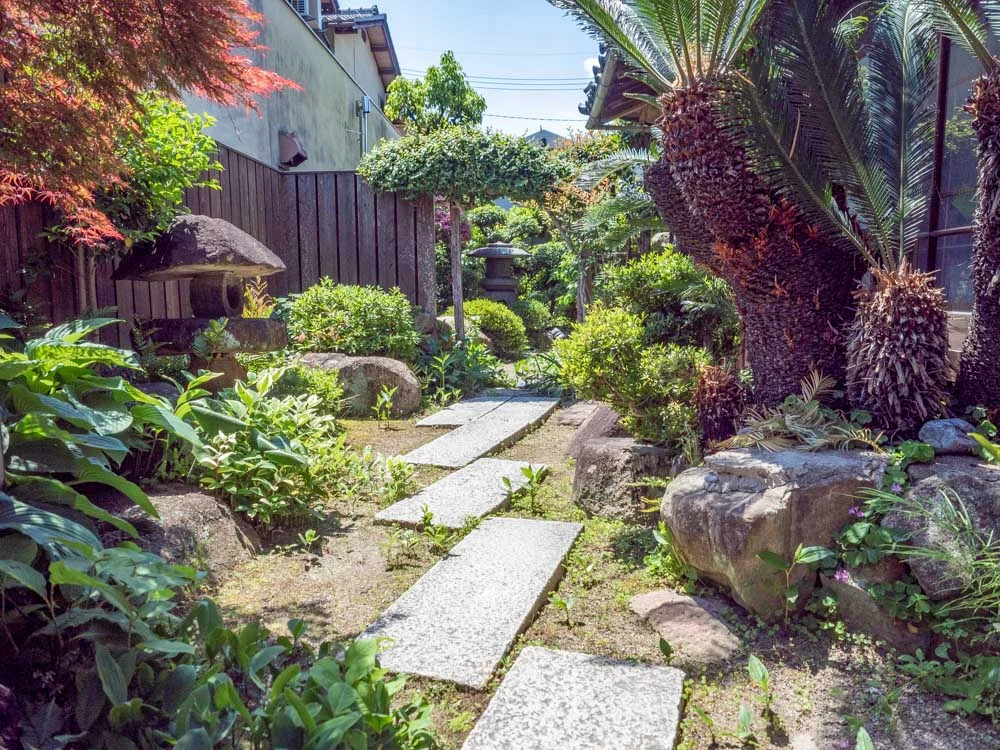 住吉町の家 門から玄関へ