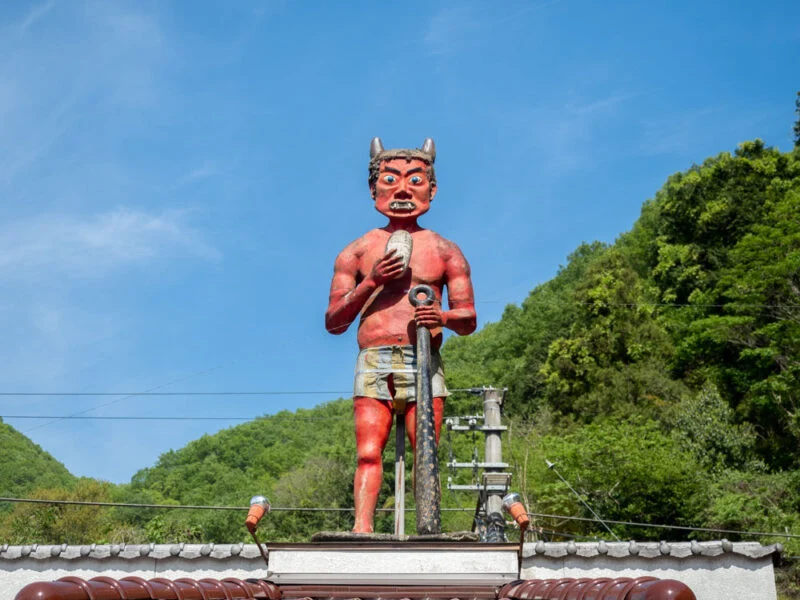 鬼びっくり饅頭本舗 〜 国道180号線の巨大な鬼の像でおなじみ。手づくりにこだわる老舗和洋菓子店