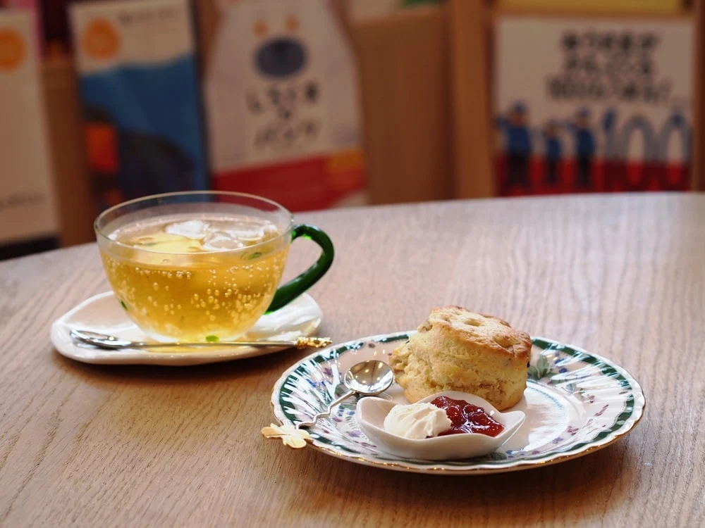 つづきの絵本屋 紅茶とスコーン