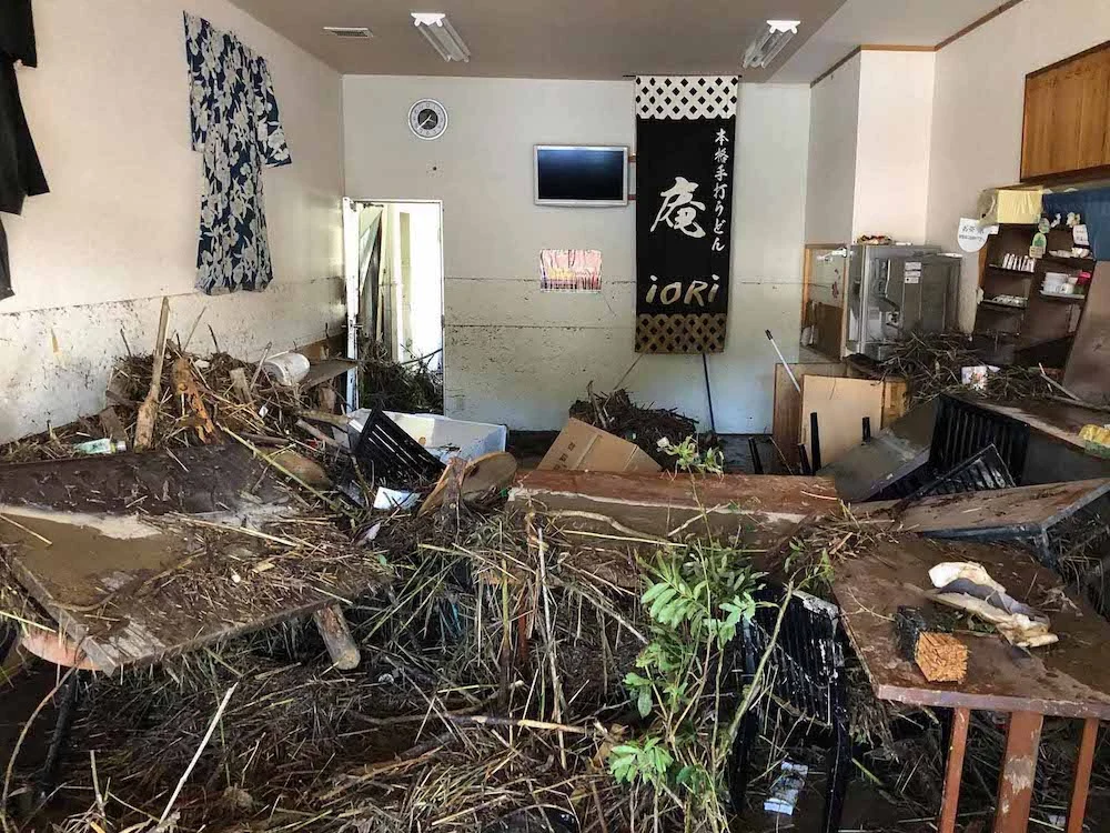 うどん いおりの被災翌日の店内(画像提供：いおり)