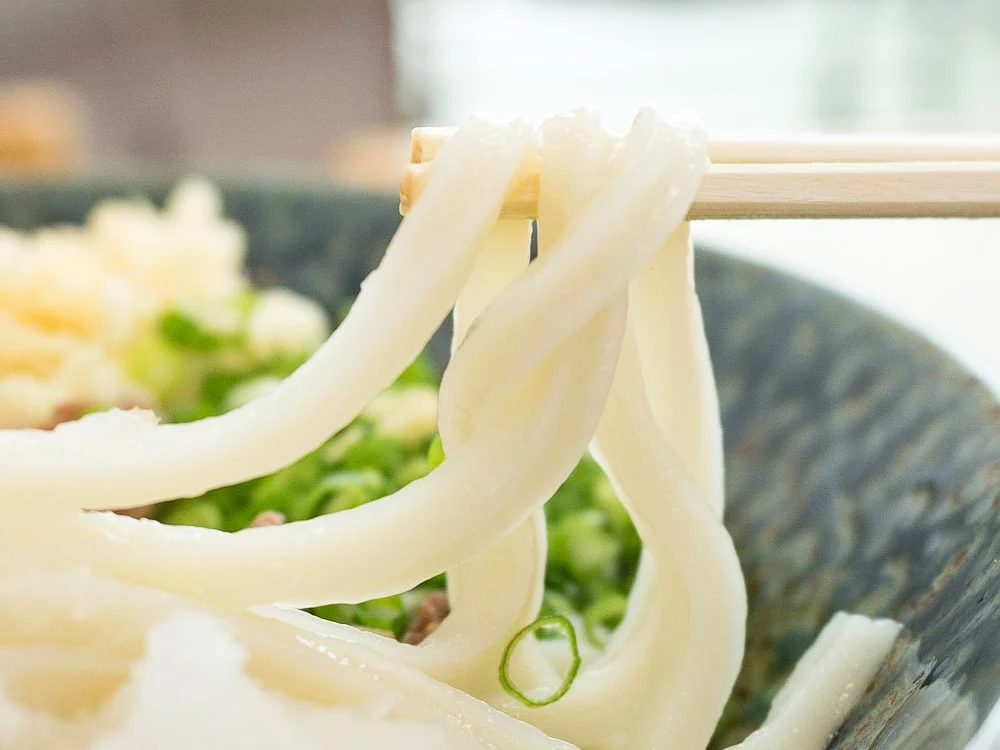 おうどん いおり 肉ぶっかけ(冷)の麺