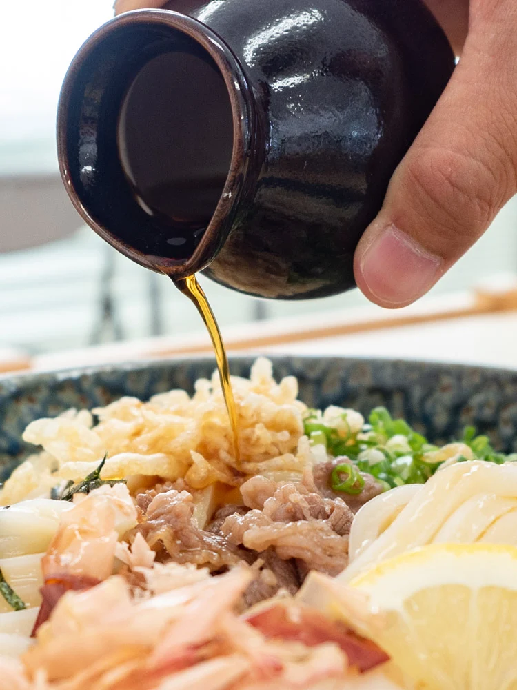 おうどん いおり 肉ぶっかけ(冷)につゆを掛けるところ