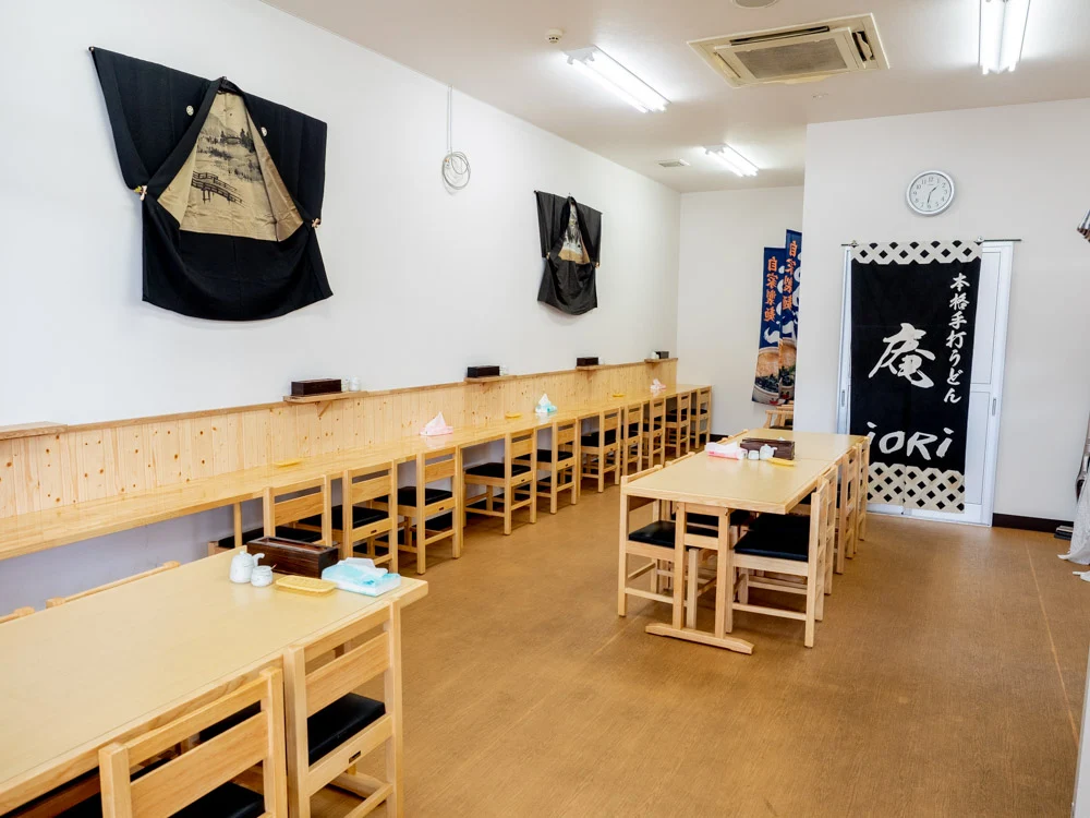 おうどん いおりの店内のようす