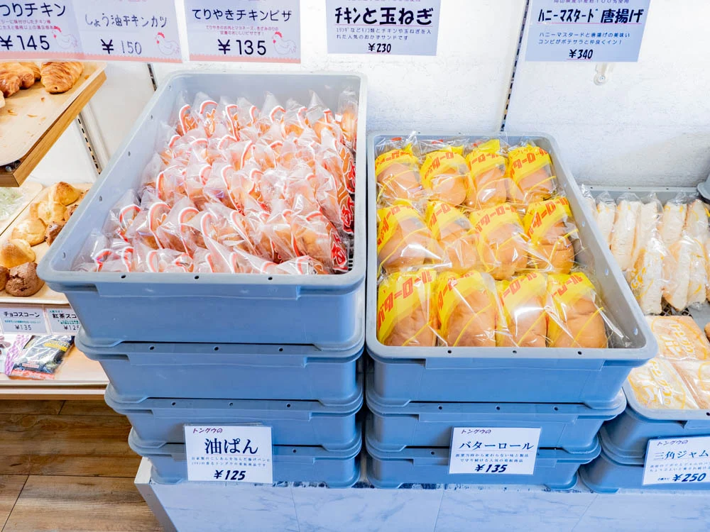 トングウの上あんとバターロールの販売風景
