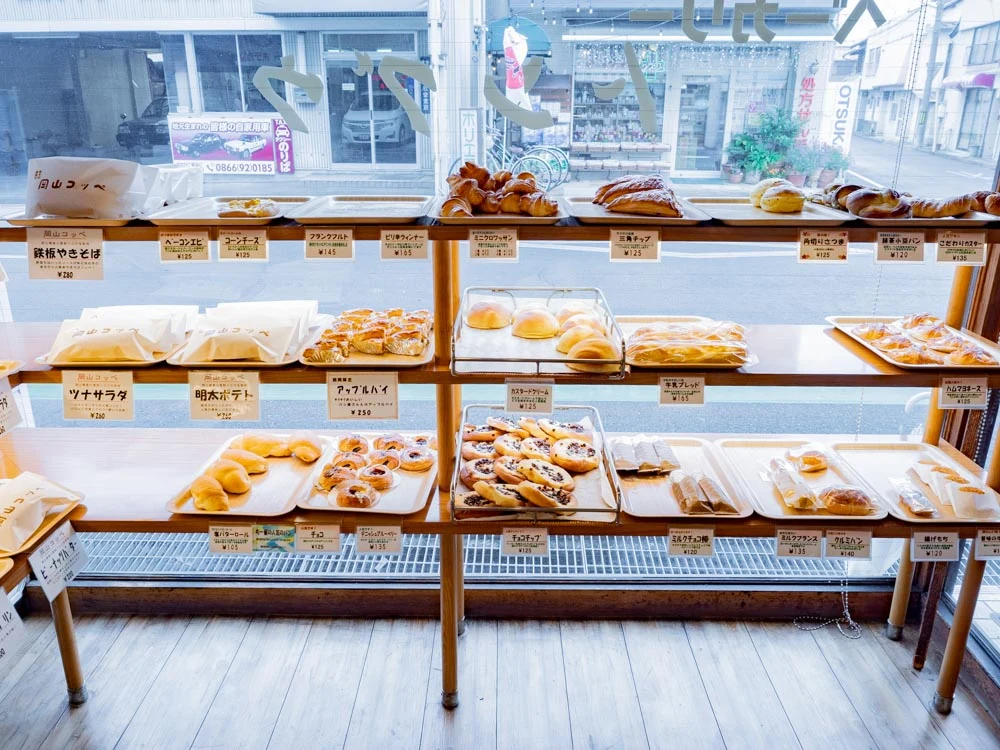 トングウの惣菜パンの販売風景