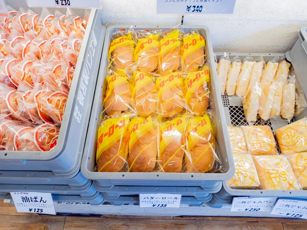 トングウのバターロール(枕パン)の販売風景