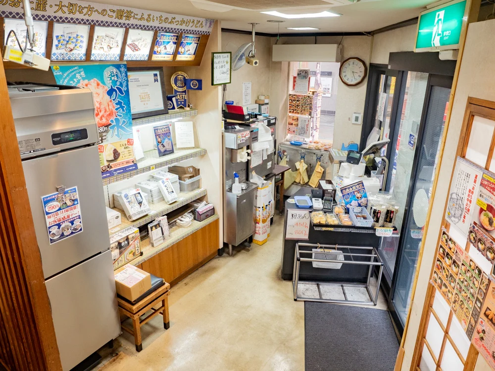 ふるいち仲店の1階のようす