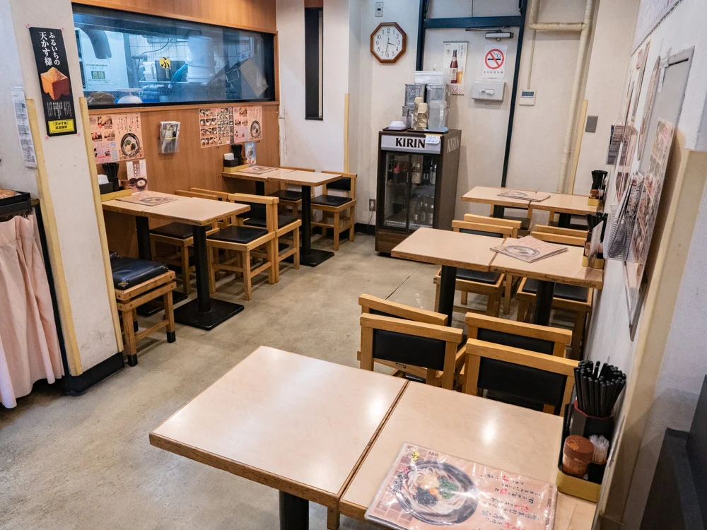 ふるいち仲店の1階のようす