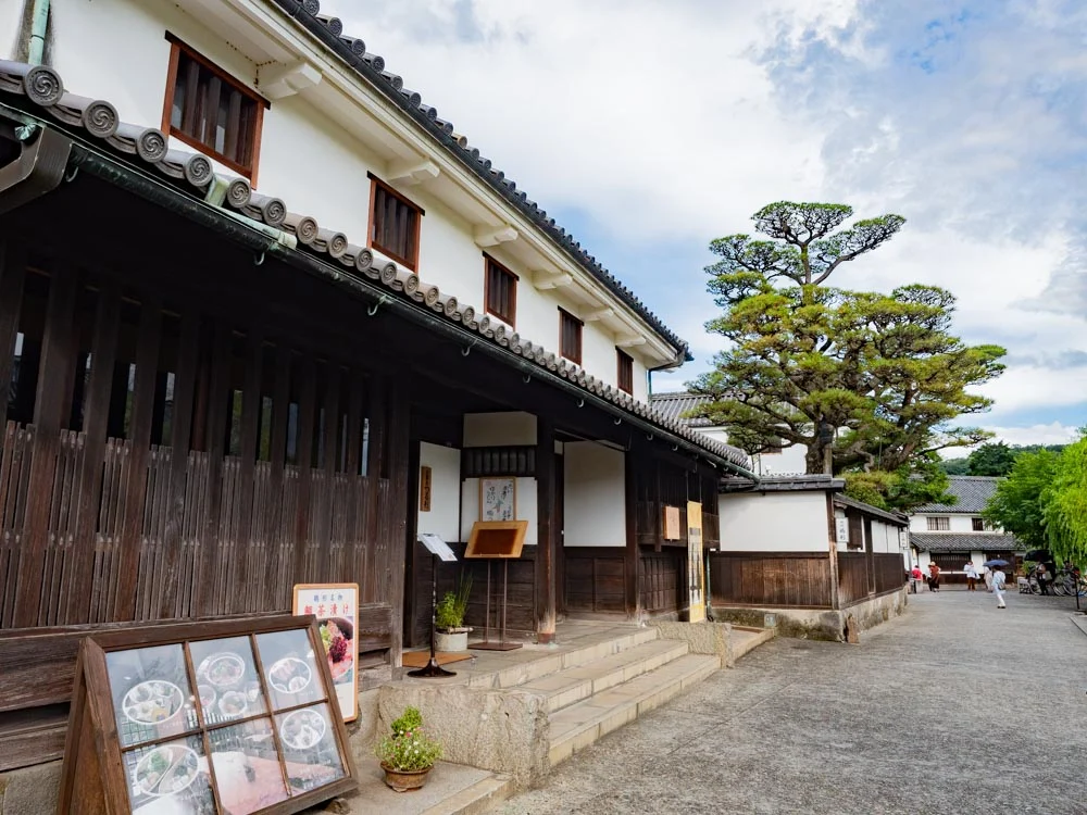 倉敷考古館:西隣の料理旅館鶴形(旧 浜田屋 小山家 母屋)