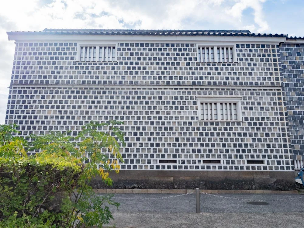 倉敷考古館:外観(米蔵部分・ナマコ壁)