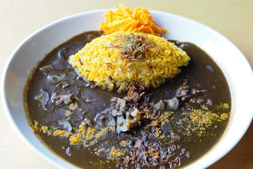 フューチャーヒャクカフェ 豚肉となすとれんこんの黒ごまカレー