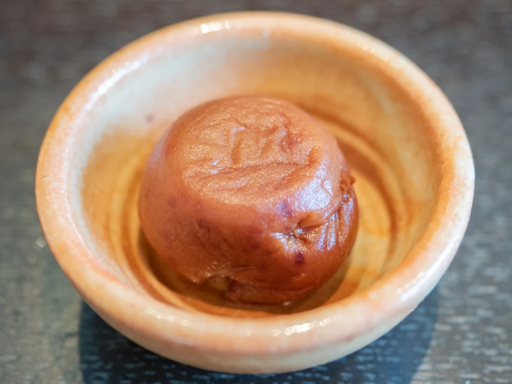 せりべの「せりべ御膳」の漬物(梅干し)