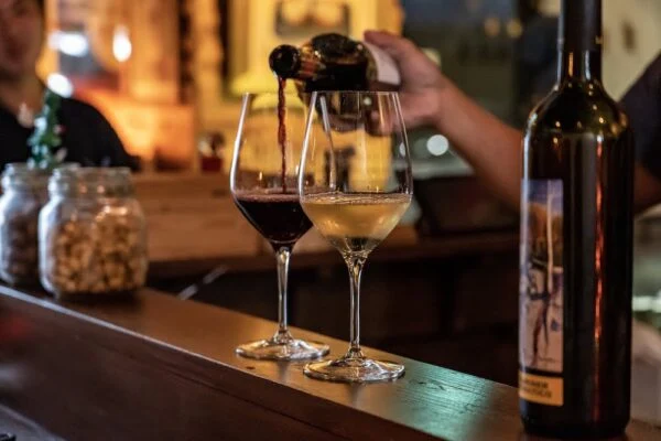 LUCE WINE&TAPAS(ルーチェ ワインアンドタパス) 〜 その日の気分に合ったワインとおつまみが楽しめるワインバー