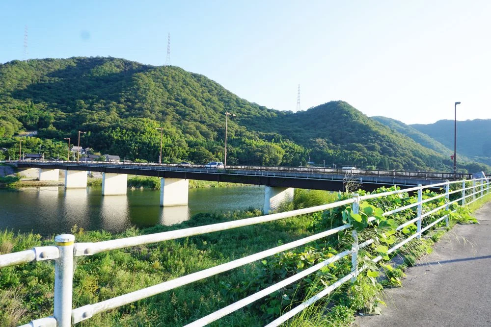 琴弾橋(ことひきばし)と小田川