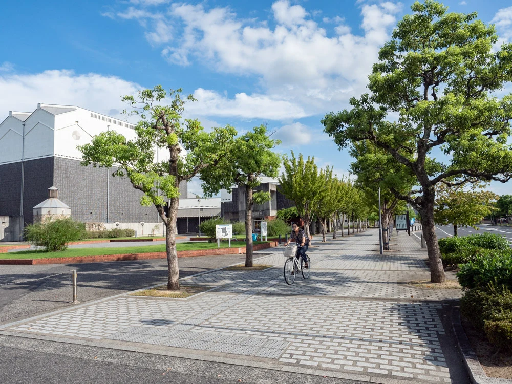 元町通りからカフェ くらしき芸文館のある倉敷芸文館を見たところ