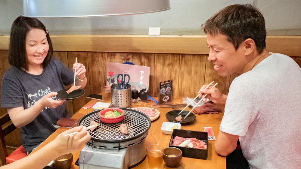 愛道園で焼肉を楽しみながら会話が弾む利用客のようす
