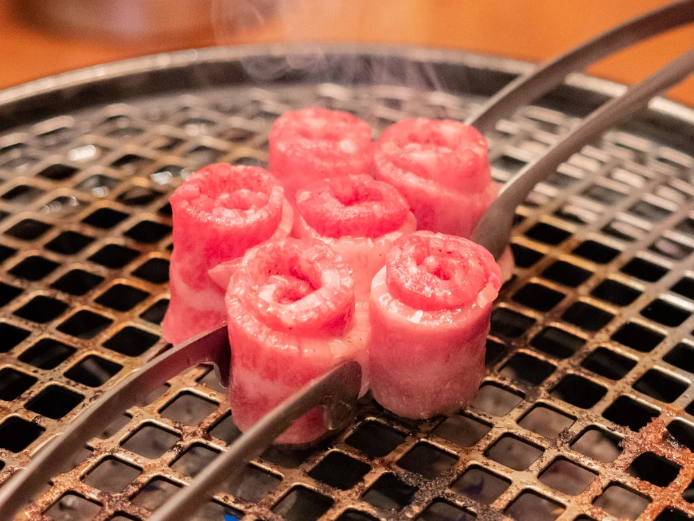 愛道園のオリジナルササミロールを焼くところ