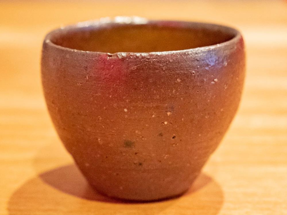 愛道園の外モモ肉の焼スキの外モモ肉を生玉子に使われている備前焼の器