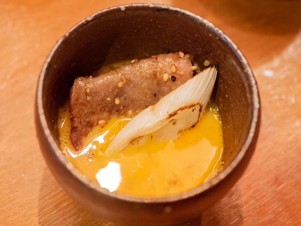 愛道園の外モモ肉の焼スキの外モモ肉を生玉子につけて食べる