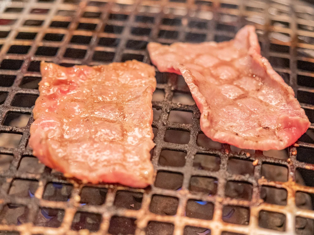 愛道園の外モモ肉の焼スキの外モモ肉を焼くところ