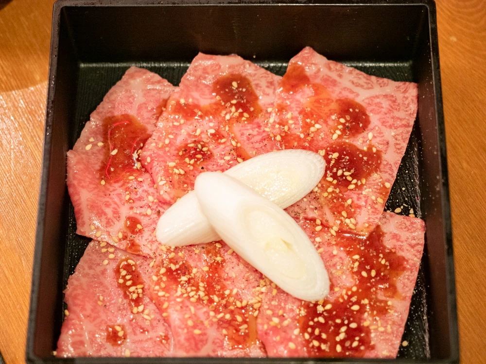 愛道園の外モモ肉の焼スキにタレをかけたところ