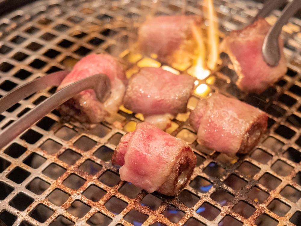 愛道園のオリジナルササミロールを焼くところ