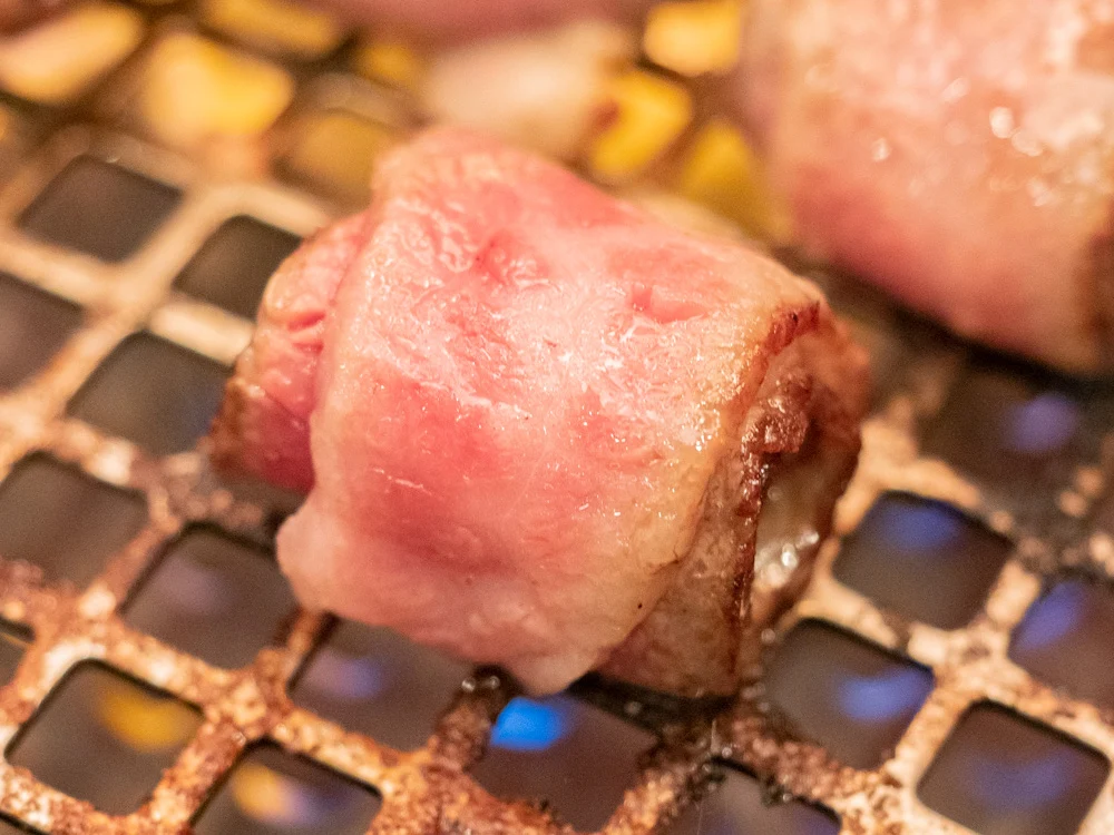 愛道園のオリジナルササミロールを焼くところ