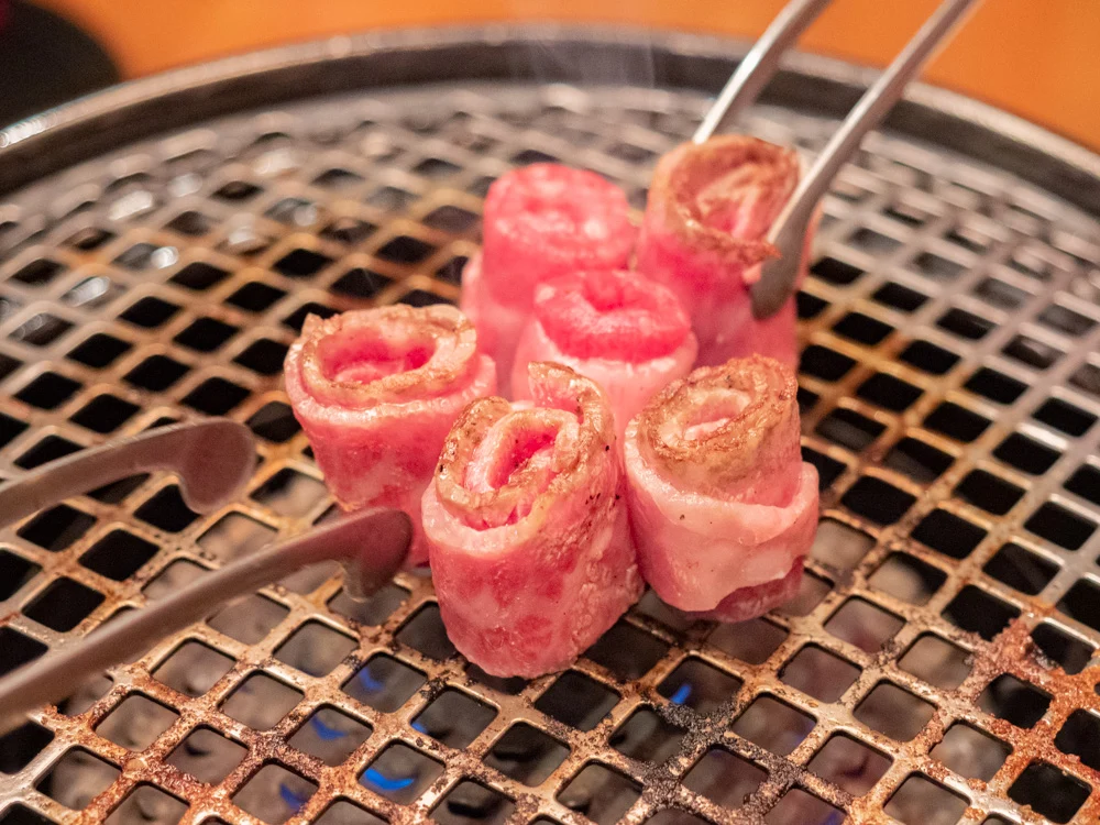 愛道園のオリジナルササミロールを焼くところ