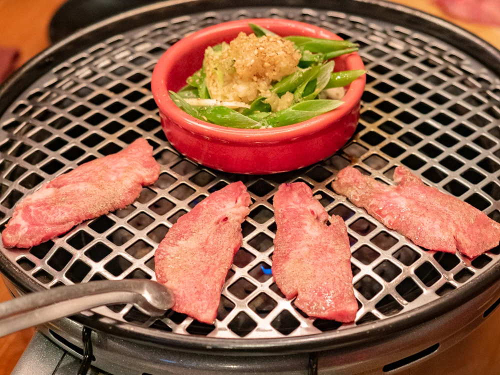 愛道園のオリジナルネギ塩タンのタンを焼く