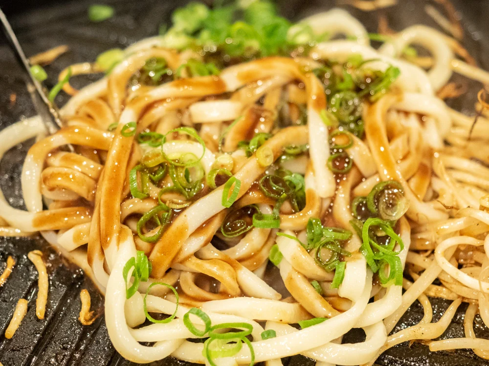 とも:シメうどんセットでつくる焼きうどん